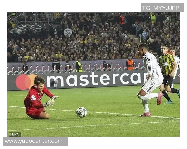 阿拉木图凯拉特门将母亲因年轻外貌走红球迷误以为是姐弟关系