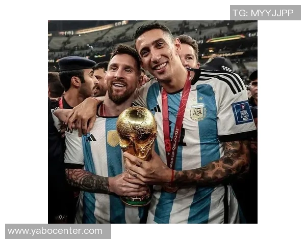 阿尔瓦雷斯与梅西迪马利亚合影庆祝世界杯夺冠三周年纪念